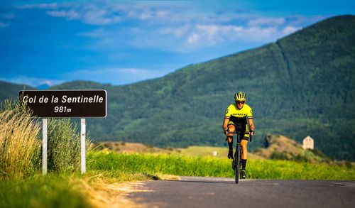 Cycliste au col de la Sentinelle, Jarjayes Cycliste au col de la Sentinelle, Jarjayes