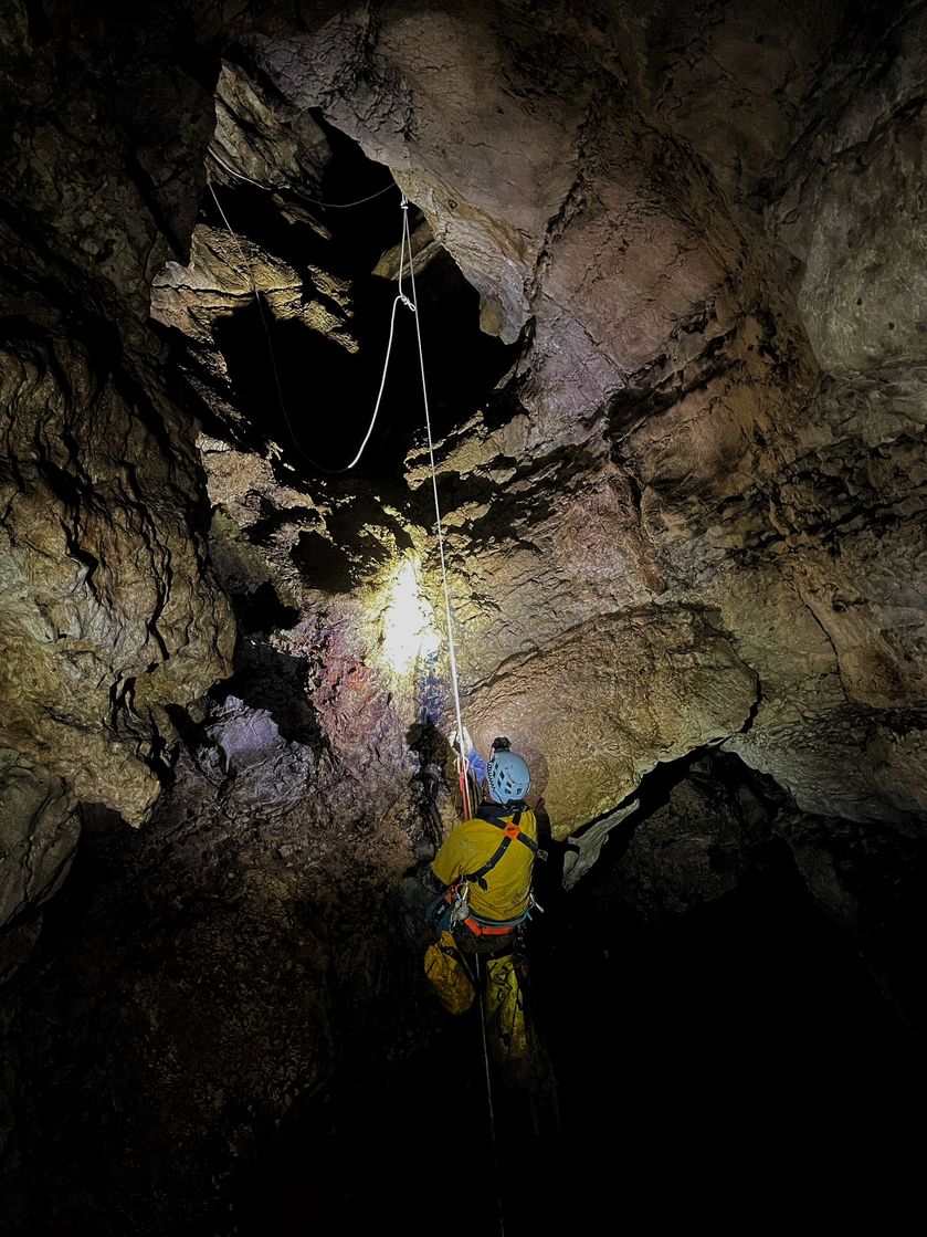 Spéléologie pour tous niveaux avec Écrins Spéléo Canyon_La Bâtie-Montsaléon - © ESC