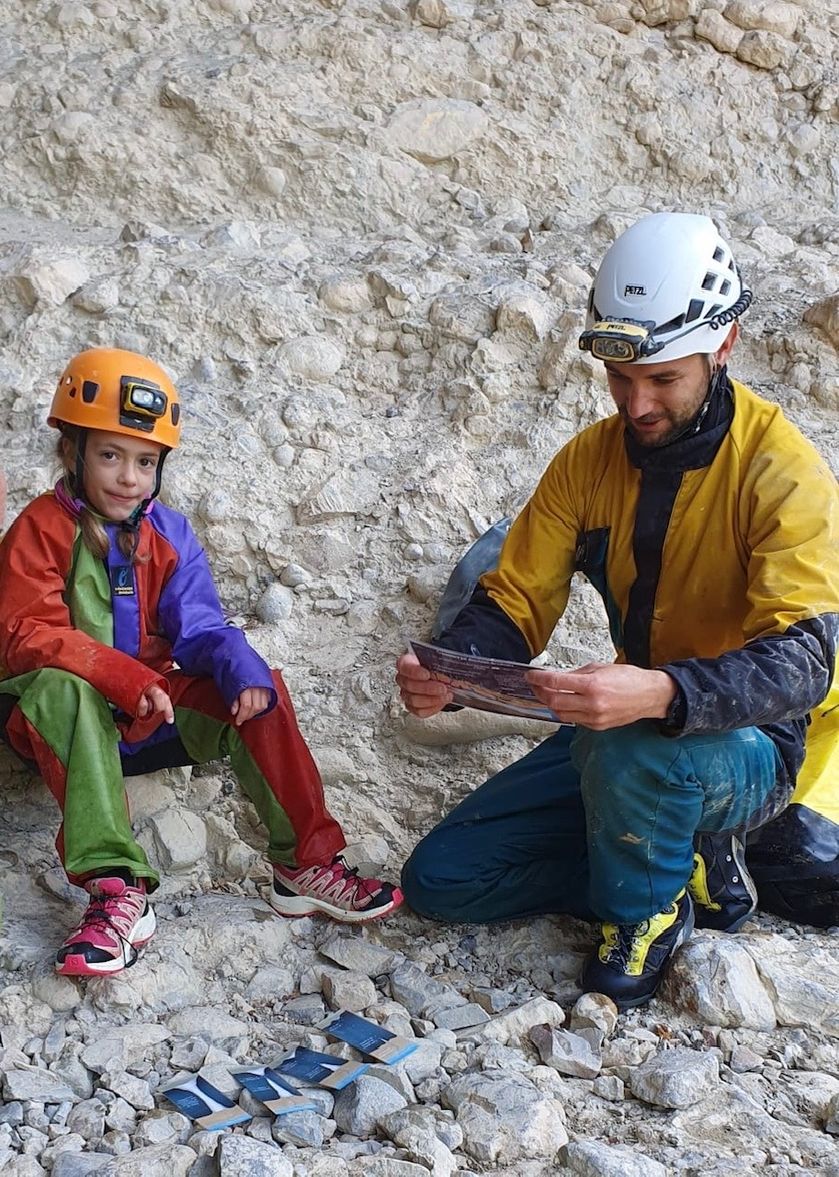 Spéléologie en famille, mieux comprendre le milieu karstique.