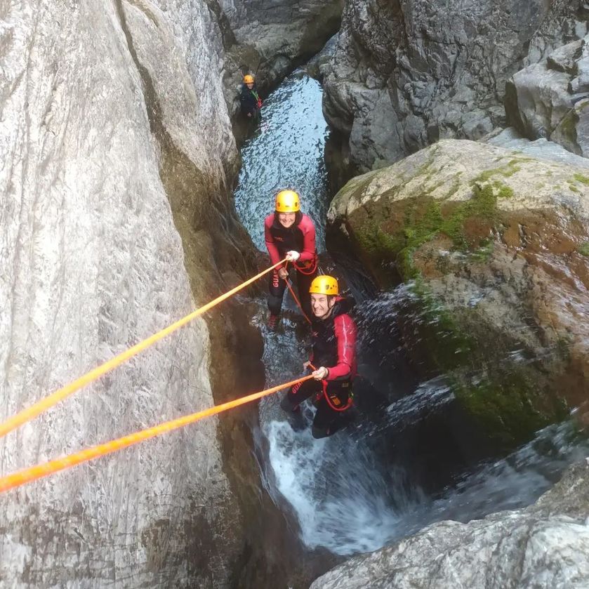 Initiation au rappel au canyon de Rouanette - © Ecrins Spéléo Canyon