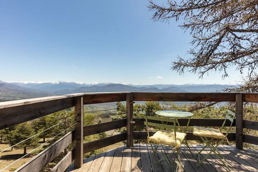 Terrasse avec vue panoramique sur les montagnes - © Cabane pour deux