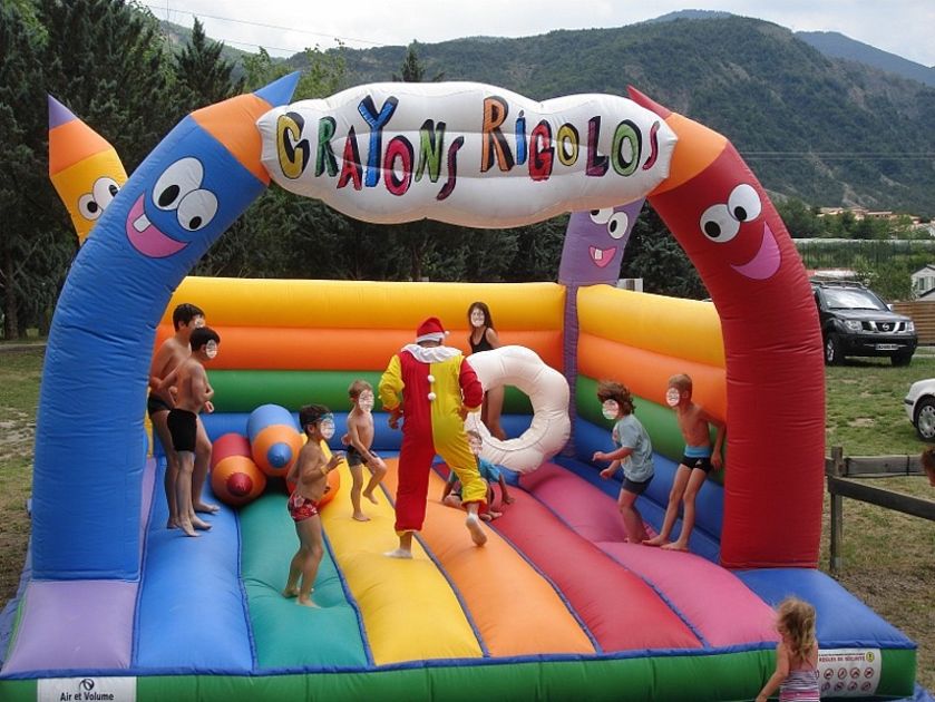 château gonflable des petits - © Camping du Lac