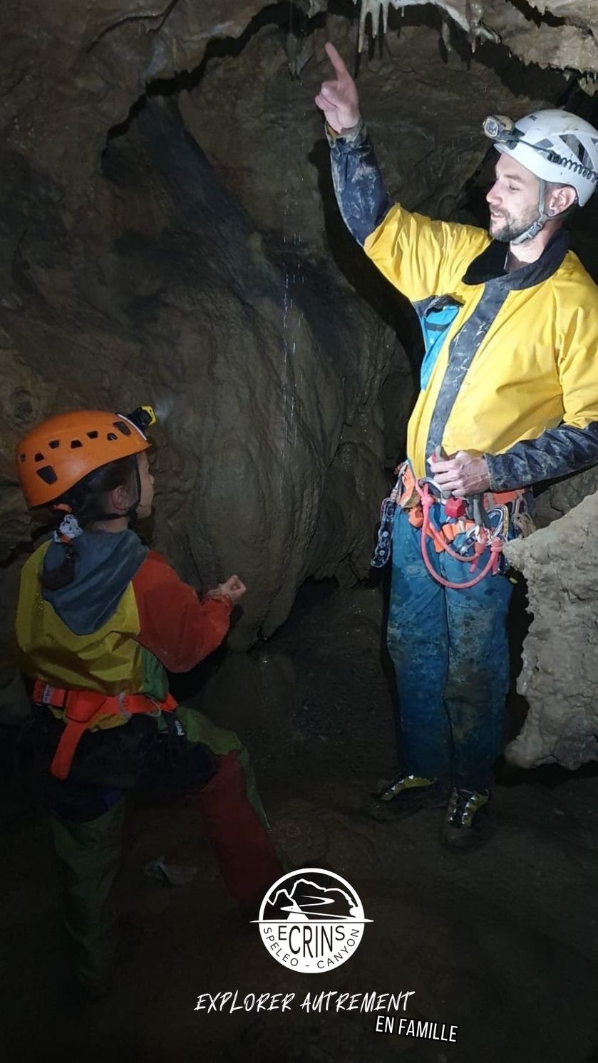 Spéléologie découverte en famille ! - © ESC