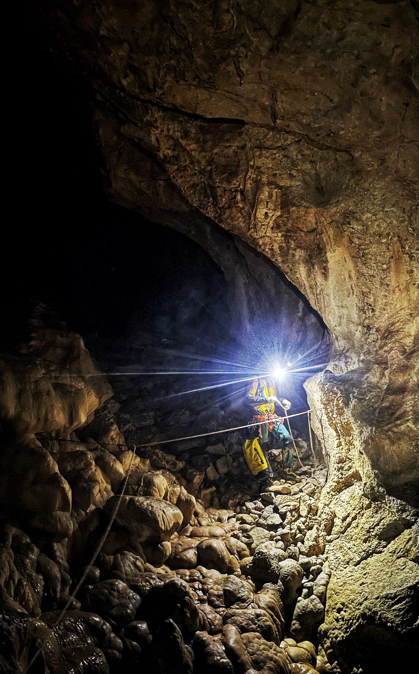 Spéléologie pour tous niveaux avec Écrins Spéléo Canyon_La Bâtie-Montsaléon - © Ecrins Spéléo Canyon
