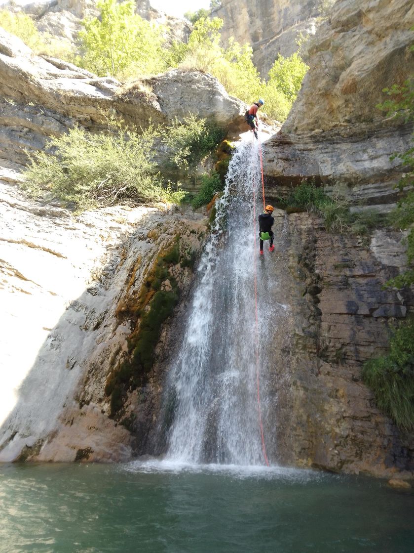 Rappel de 13m au canyon de Rabou - © Ecrins Spéléo Canyon