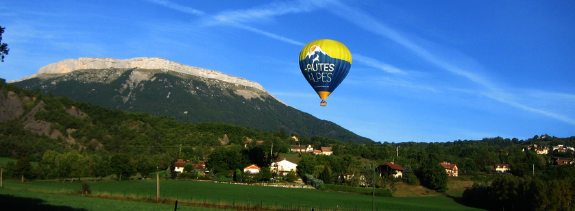 Vue du camping sur la montagne de Céüse - © Les Bonnets