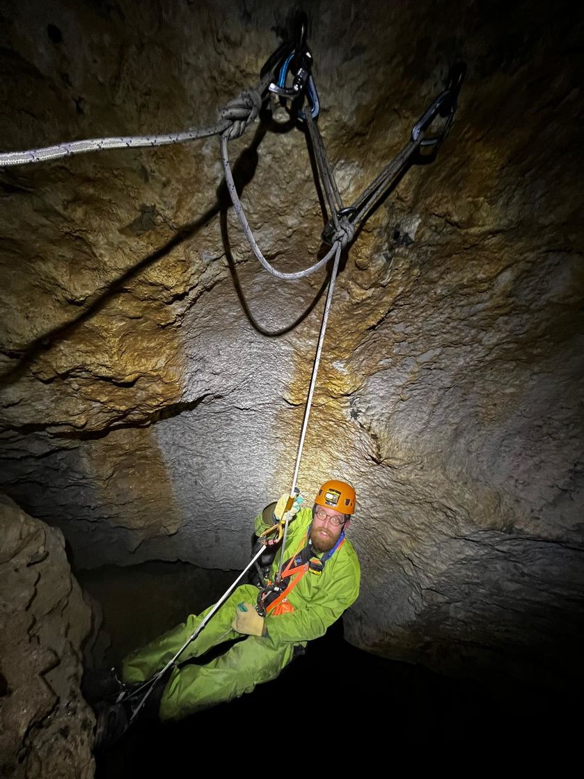 Remontée sur corde lors d'une sortie de spéléologie dans le Dévoluy - © ESC
