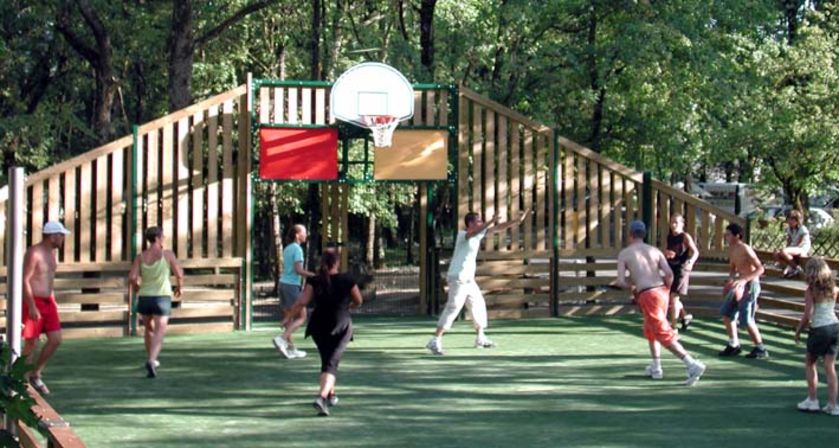 Camping Les Bonnets terrain multisport - © Les Bonnets
