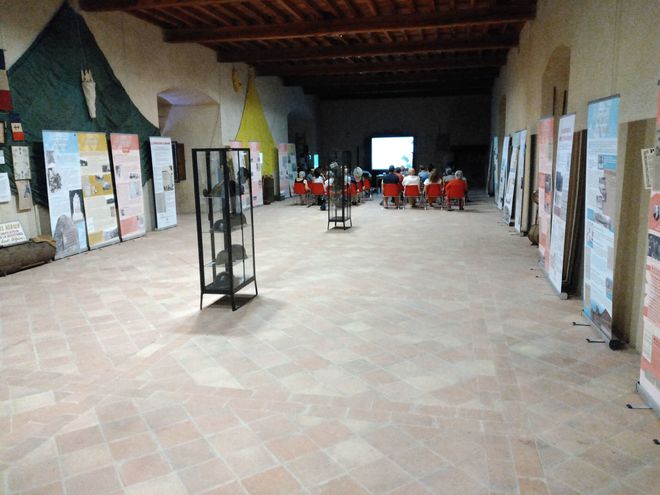 Les expositions dans la Salle des Gardes - © DR/Amis du Patrimoine de Tallard Les expositions dans la Salle des Gardes - © DR/Amis du Patrimoine de Tallard