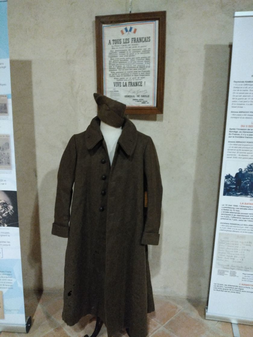 Tenue de soldat français, et l'Appel du 18 Juin 1940 - © DR/Amis du Patrimoine de Tallard